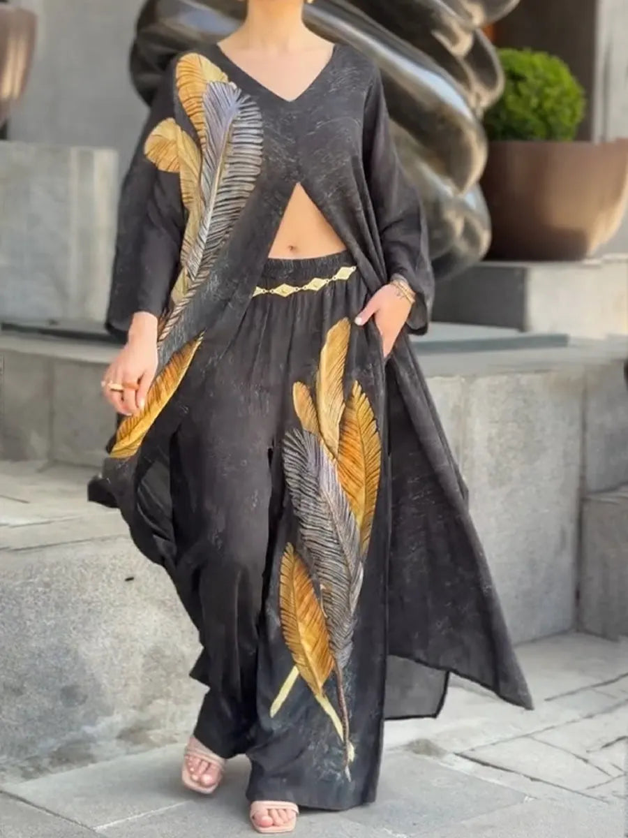 Loose, Casual Two-piece Set Featuring A Long Cotton Top And Trousers With An Artistic Feather Print.
